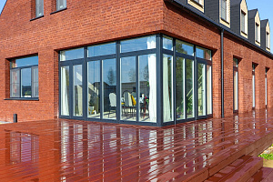 Гармония стиля и функциональности: гараж и терраса из лиственницы в Низово