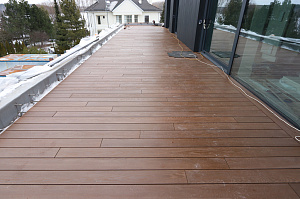 Терраса из термоясеня на эксплуатируемой кровле