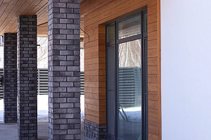 Современный комбинированный фасад: преображение коттеджа в КП 