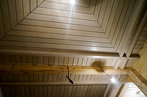 Потолки в доме из дерева