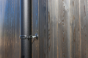 Не просто обшивка, а архитектурное высказывание: вертикальный планкен, идеальные зазоры и мембрана для долгой жизни дома