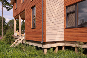 Петергоффские аллеи требуют статуса: как термолиственница преобразила каркасный дом в элитном посёлке