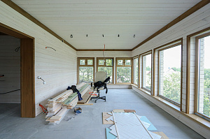 Шепот дерева: Завершенные работы по отделке стен и потолков в Кармолино