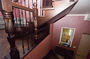 Забежные ступени, кованые балясины и ясень: история одной лестницы, рожденной в содружестве с клиентом