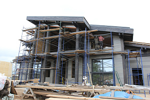 Масштабная реконструкция загородного дома: термоясень, фахверк с историей и идеальная геометрия каждого элемента