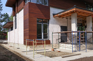 Лиственница + термолиственница + покраска Renner в цехе: почему эта комбинация делает фасад неуязвимым к влаге и времени