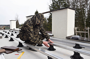 Инженерное совершенство: регулируемые опоры, алюминиевые лаги и термоясень для вашей кровли