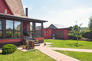 Вишневый фасад и темно-коричневые акценты: история преображения целого участка в Ленинградской области