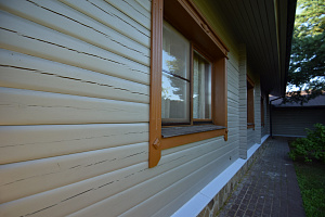 Финская надежность и русское брусовое зодчество: реставрация дома в Никольском краской Tikkurila Vinha