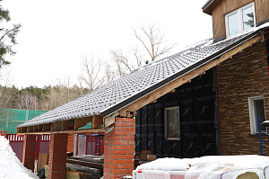 Бревенчатый дом больше не нуждается в ремонте каждые 5 лет: как вентилируемый фасад и цоколь White Hills решили проблему навсегда