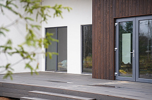 Премиальная отделка фасада и террасы лиственницей: проект ЛесоБиржи на Ладожские Берега