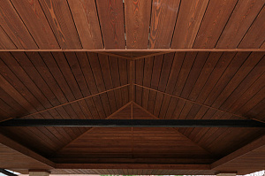 Скрытый крепёж, цеховая покраска и сибирская лиственница: почему этот проект в Мысе Удальцово не требует внимания уже 4 года