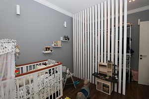 Элегантное зонирование: реечные перегородки из дуба в Кюмлено