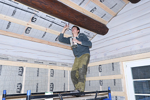 Как выглядит дом-баня из лафета внутри, когда покраска сделана по уму