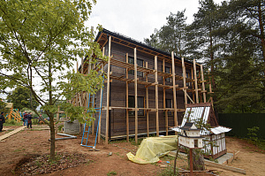 «Австрийская деревня»: фасад с ювелирным запилом под 45° — когда стыки исчезают, а роскошь остается