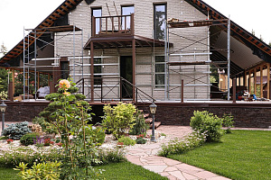 Скрытый крепёж САМО, цеховая покраска и масло Renner: почему термоясень — лучший выбор для статусного дома в Ленинградской области