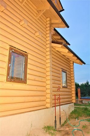 крашеный дом бревенчатый