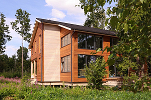 Петергоффские аллеи требуют статуса: как термолиственница преобразила каркасный дом в элитном посёлке