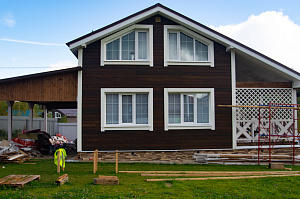 отделка фасада скошенным планкеном