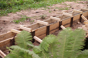 Элегантный забор из планкена и кирпича на Прохладном озере