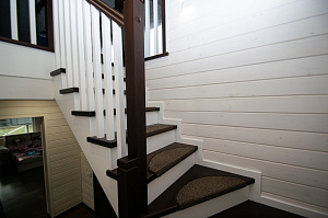 межэтажная лестница из лиственницы 2