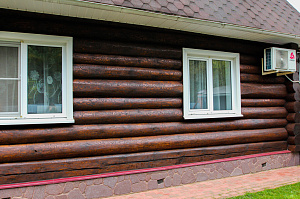 Покраска дома из бревна