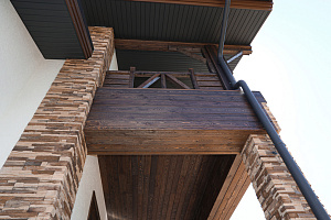 Фасад в стиле Шале: Изысканный коттедж в Новом Щеглово от Лесобиржи-Спб