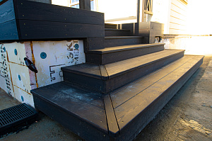 ступени из крашенной террасной доски