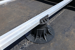 Эксклюзивная терраса из термоясеня на эксплуатируемой кровле в Санкт-Петербурге