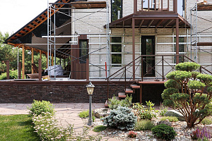 Скрытый крепёж САМО, цеховая покраска и масло Renner: почему термоясень — лучший выбор для статусного дома в Ленинградской области