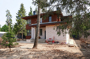 Лиственница + термолиственница + покраска Renner в цехе: почему эта комбинация делает фасад неуязвимым к влаге и времени