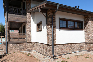 Фасад в стиле Шале: Изысканный коттедж в Новом Щеглово от Лесобиржи-Спб