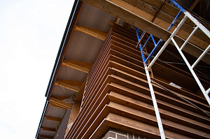 дом с монтажом планкена с полочкой