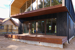 Не просто обшивка, а архитектурное высказывание: вертикальный планкен, идеальные зазоры и мембрана для долгой жизни дома