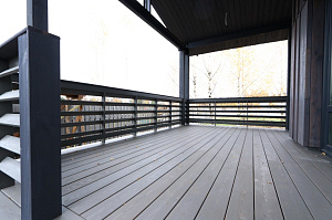 Изысканная терраса из сибирской лиственницы в Солнечной Долине