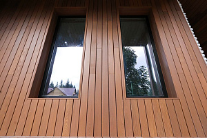 Скрытый крепёж САМО, цеховая покраска и масло Renner: почему термоясень — лучший выбор для статусного дома в Ленинградской области