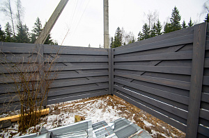 забор из планкена крашеный