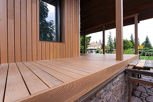 Скрытый крепёж САМО, цеховая покраска и масло Renner: почему термоясень — лучший выбор для статусного дома в Ленинградской области