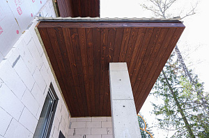 Лиственница + термолиственница + покраска Renner в цехе: почему эта комбинация делает фасад неуязвимым к влаге и времени