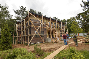 «Австрийская деревня»: фасад с ювелирным запилом под 45° — когда стыки исчезают, а роскошь остается