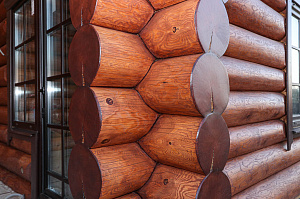 Шестифакторная защита и идеальная гладкость: премиальная покраска бревенчатого дома от ЛесоБиржи - СПб