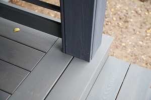 Изысканная терраса из сибирской лиственницы в Солнечной Долине