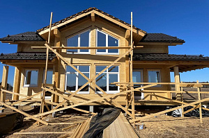 Карцево: шлифовка и покраска дома из клеёного бруса для «Нордвуд» — защита Tikkurila Pinja W-Oil (5070) и акценты RAL 7024