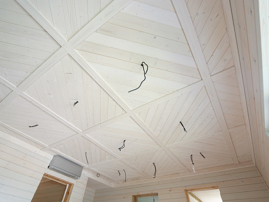 Шепот дерева: Завершенные работы по отделке стен и потолков в Кармолино