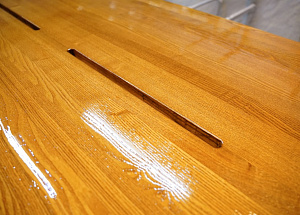 Эксклюзивное лакирование подоконника-столешницы из ясеня: блеск 'Магма' для дома в Петровские Сады