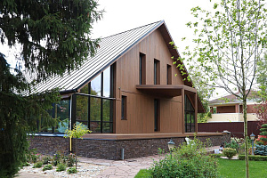 Скрытый крепёж САМО, цеховая покраска и масло Renner: почему термоясень — лучший выбор для статусного дома в Ленинградской области