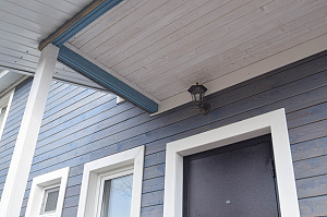 Низкий сорт — высокий результат: дымчато-синий фасад из лиственницы ВС от Лесобиржи - СПб