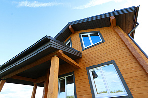 Карцево: шлифовка и покраска дома из клеёного бруса для «Нордвуд» — защита Tikkurila Pinja W-Oil (5070) и акценты RAL 7024