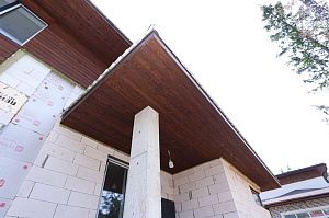 Лиственница + термолиственница + покраска Renner в цехе: почему эта комбинация делает фасад неуязвимым к влаге и времени