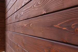 Комплекс работ по покраске деревянного дома с балками на террасе и стобами